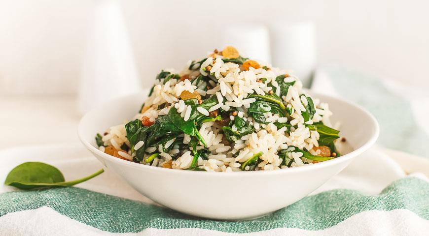 Салат из риса, шпината и изюма: фото
